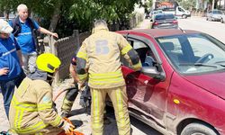 Araçta sıkışan 3 yaralıyı itfaiye kurtardı