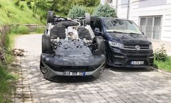 Sadece manevra yapmak istemişti: Site girişine yuvarlandı!