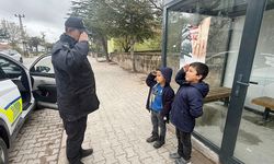 Sarıkaya’da miniklerden polis selamı!