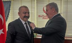 Oyuncu Ömer Kurt Siyasete Girdi: BBP’ye Katıldı Rozeti Mustafa Destici Taktı