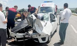 Son dakika Yozgat’ta hızlı tren kavşağında feci kaza! Otomobilin tavanı koptu!