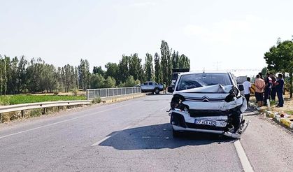 Şarkışla’da Aynı Saatte İki Trafik Kazası: 4’ü Çocuk 9 Yaralı