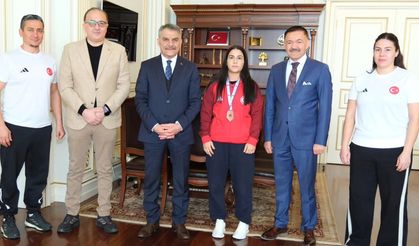 Yozgat Valisi Mehmet Ali Özkan Milli Güreşçiyı Tebrik Etti