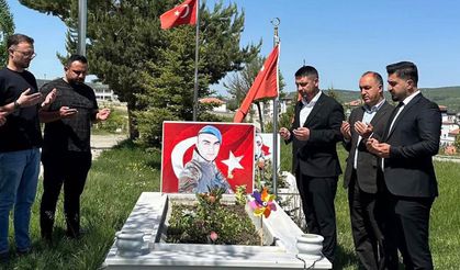 Kabri Başında Dua Edildi