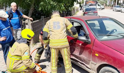 Araçta sıkışan 3 yaralıyı itfaiye kurtardı