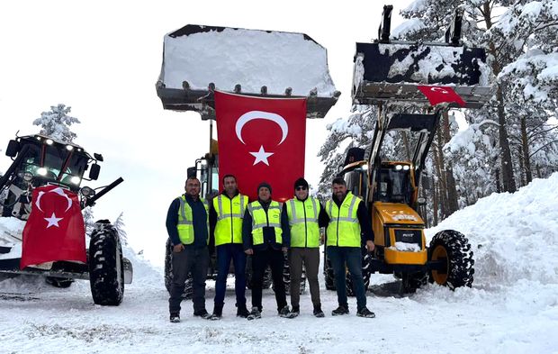 Akdağmadeni'nde Son Köy Yolu Açıldı: Türk Bayrağıyla Anlamlı Mesaj verildi