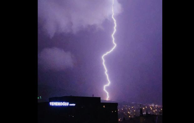 Yozgat’ta Geceyi Şimşekler Aydınlattı