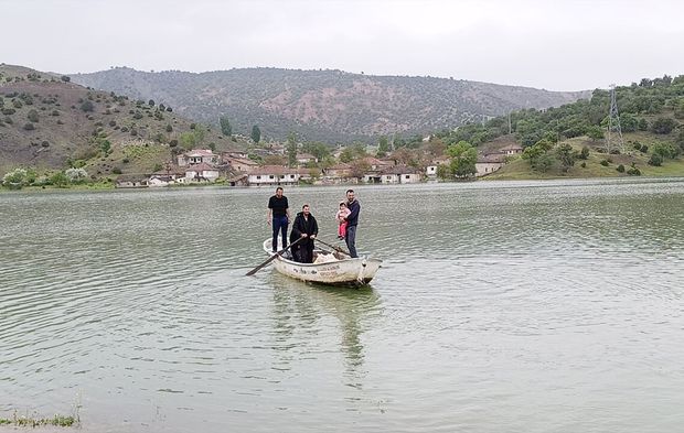 Yozgat’ta köy yolu sular altında kaldı köylüler bakın nasıl evlerine ulaştı!