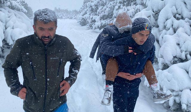 Yozgat'ta kar yağdı, üç kişi mahsur kaldı