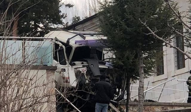 Yozgat'ta Freni Boşalan Tır Dehşet Saçıyordu