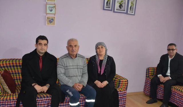 Aydıncık Kaymakamı Şahin’den Asırlık Çınar ile Sıcak Sohbet