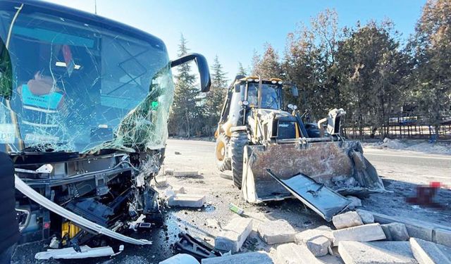 Otobüs ile İş Makinesi Kafa Kafaya Çarpıştı!