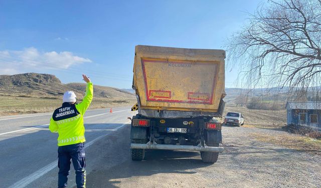 Yozgat Jandarma'dan yük araçlarına sıkı denetim