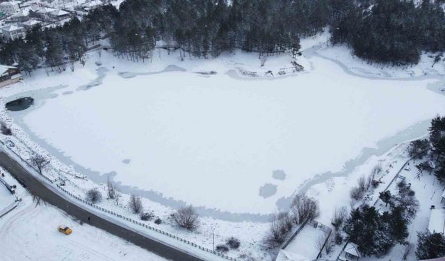 Yozgat’ta buz tutan gölet havadan görüntülendi, eşsiz manzara kartpostallık görüntüler oluşturdu