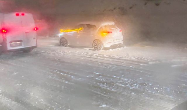 Ankara'da 30 dakikalık yol 4 saatte bitmedi: yoğun kar ve temizlenmeyen yollar bereketi çileye dönüştürdü!