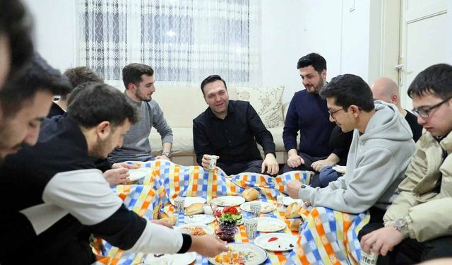 AK Parti Gençlik Kolları Genel Başkanı Yusuf İbiş Sahurunu Öğrenci Evinde Yaptı!