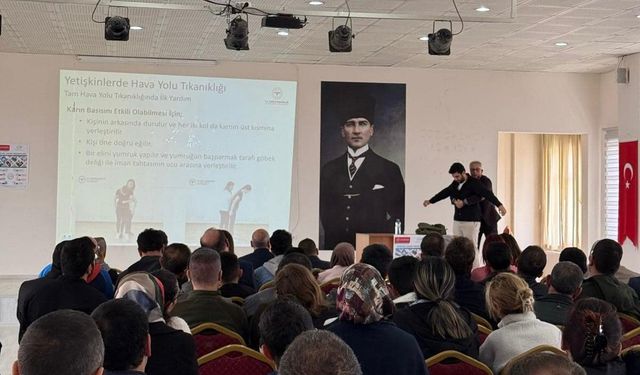 Bala’da Kamu Personeline Heimlich Manevrası Eğitimi