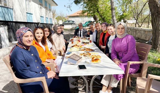 Bir Karanfil Bir Teşekkür: Çandır’da Anneler Günü Coşkusu!