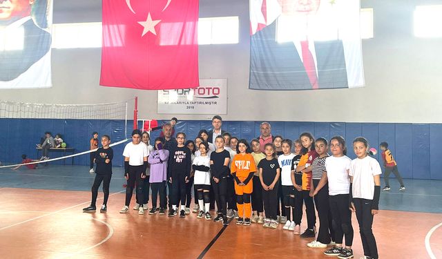 Çandır'da İlkokullar Arası Kız Voleybol Turnuvası Dostlukla Sona Erdi