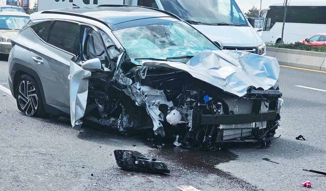 Kontrolden çıkan otomobil otobüs durağına daldı: 2 ağır yaralı