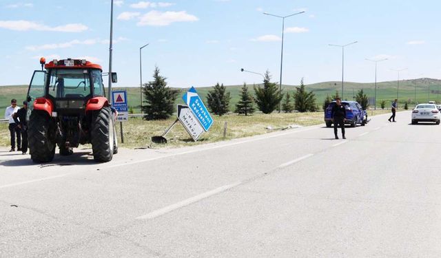 Yozgat’ta Otomobil Traktöre Çarptı! 2’si Çocuk 3 Kişi Yaralandı!