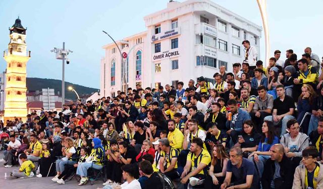 Yozgat’ta Fenerbahçe-Monaco maçı Cumhuriyet Meydanı'nda coşkuyla izlendi!