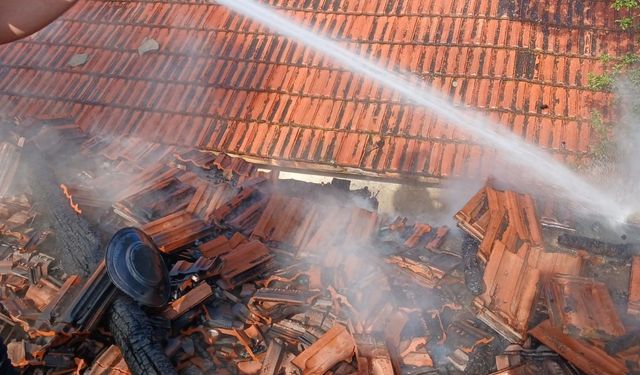 Yozgat Saraykent’te Elektrik Kontağından Çıkan Yangın Ahırı Kullanılamaz Hale Getirdi