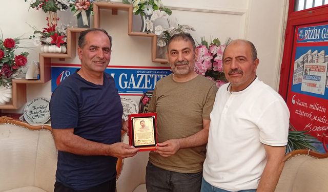Yozgatlı Gazeteci Eranıl’a Edebiyatçılardan Plaket