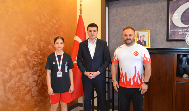 Çekerekli Boksör İsra Zişan Çeper'e Kaymakam Koralp'ten Teşekkür