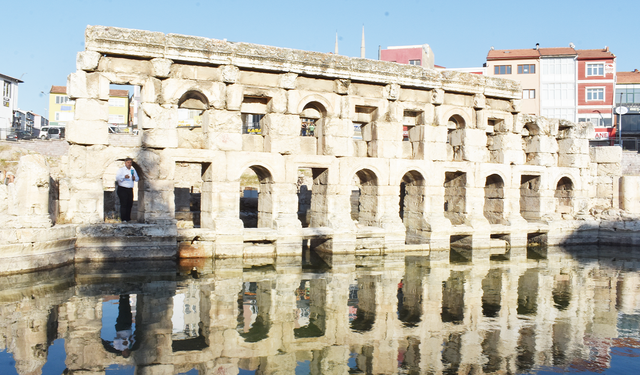 Sarıkaya’daki Tarihi Roma Hamamı Ziyaretçilerin Yaz Durağı Oldu!