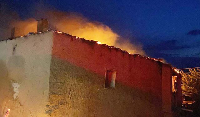 Yozgat’ta Geceyi Alevler Aydınlattı: Ev Kül Oldu