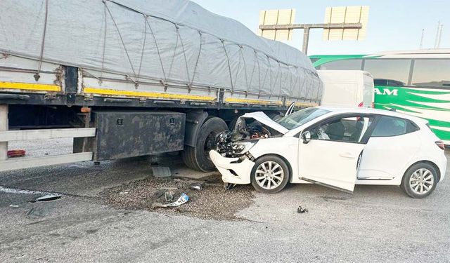Kırıkkale’de Tıra Çarpan Otomobilde 2 Yaralı…