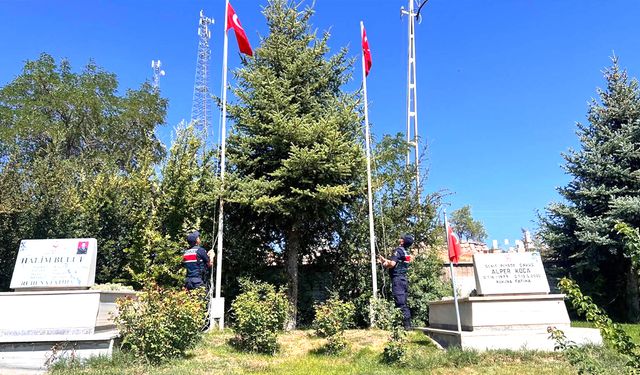 Yozgat Yenifakılı Jandarma Şehit Mezarlıklarında Bakım ve Bayrak Değişimi Yaptı