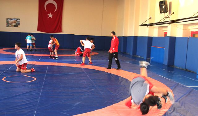 Yozgatlı Kardeş Güreşçilerden Gururlandıran Başarı Hikayesi