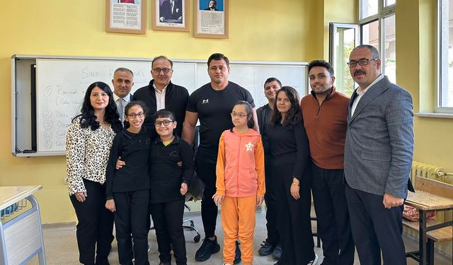 Milli Güreşçi Rıza Kayaalp Yerköy’de Öğrencilerle Buluştu