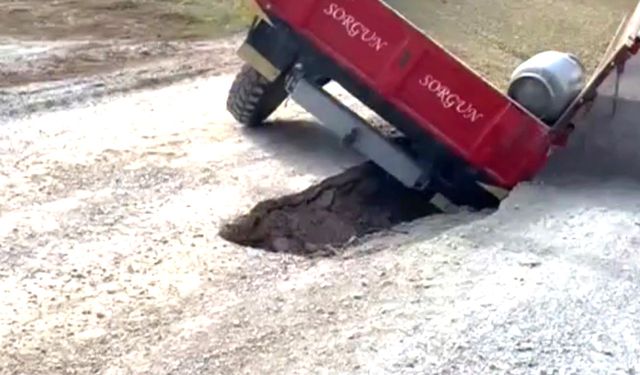 Yozgat'ta yol çöktü traktör mahsur kaldı