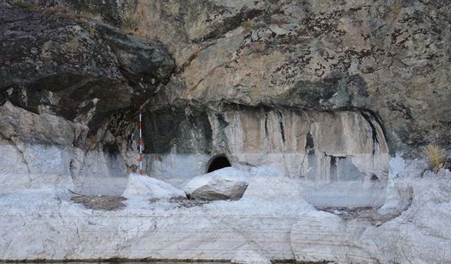 Yozgat’ta Taşlıtarla Kalesi’nde Binlerce Yıllık Kaya Mezarı Gün Yüzüne Çıktı