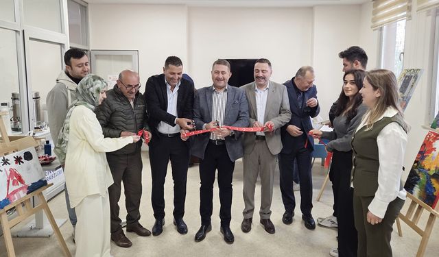 MHP Heyeti, Yozgat’ta “Hayalden Tuvale Uzanan Yol” Resim Sergisinin Açılışını Yaptı