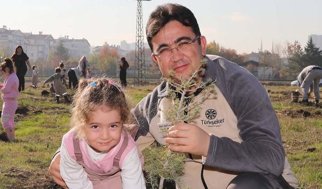 Türkşeker’den Çocuklara Yeşil Miras: 90 Minik Öğrenci Fidan Dikti