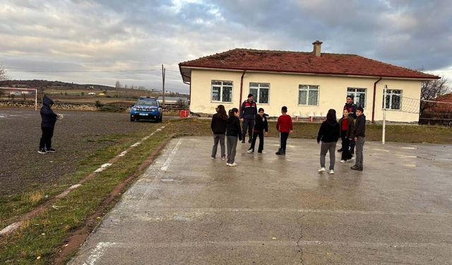 Akdağmadeni’nde Jandarma Ortaokul Çevresinde Kuş Uçurtmadı