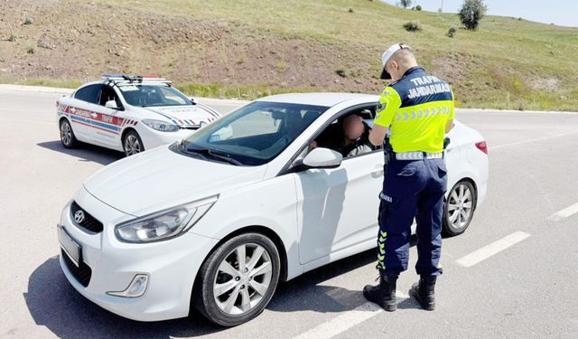 Akdağmadeni'nde ehliyetsiz araç kullandı! Hem ceza yedi hem de…