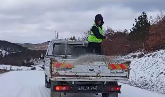 Yozgat’ta Köy Yollarında Tuzlama Çalışmaları Aralıksız Sürüyor