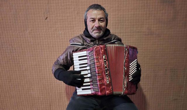 Yozgat’ın Sokaklarında Yağmur Çamur Dinlemiyor: Ailesi İçin Çalıyor!