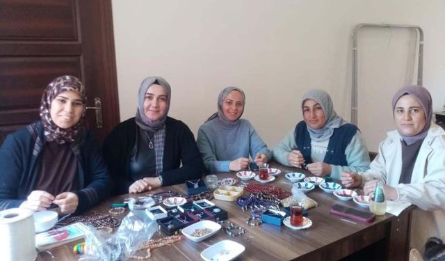 Aydıncık’ın Üretken Kadınları Taşları Sanata Dönüştürüyor