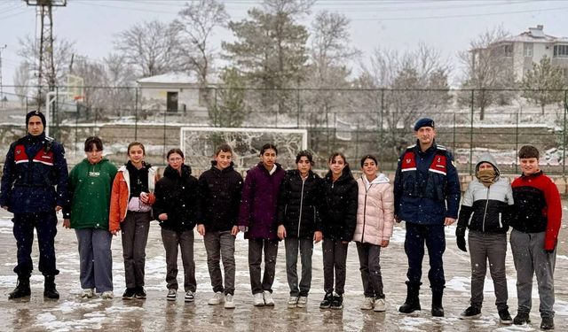 Yenifakılı’da Okul Çevresinde Jandarmadan Güvenlik Denetimi