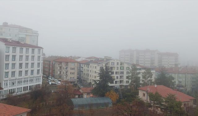 Yozgat yoğun sis altında kaldı, görüş mesafesi azaldı