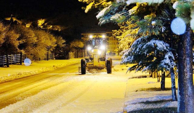 Akdağmadeni’nde Karla Mücadele Aralıksız Sürüyor: Ekipler 7/24 Sahada