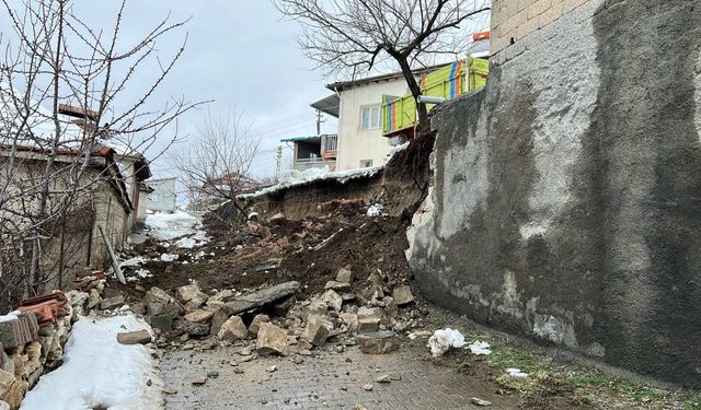 Çayıralan’da Bahçe Duvarı Çöktü: Jandarma Ekipleri Hızla Müdahale Etti