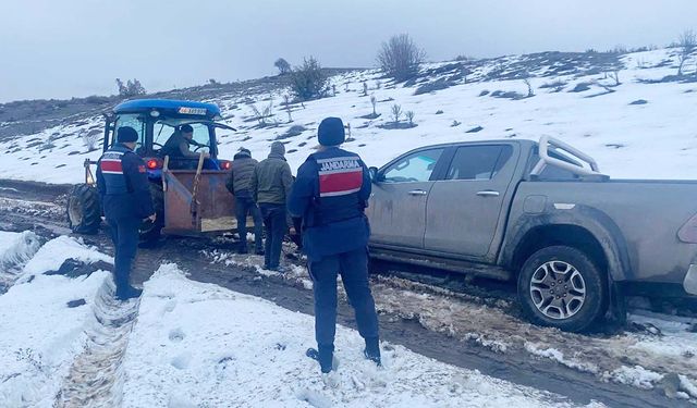 Yozgat’ta Karla Mücadele: Jandarma Mahsur Kalan Araçları Kurtardı