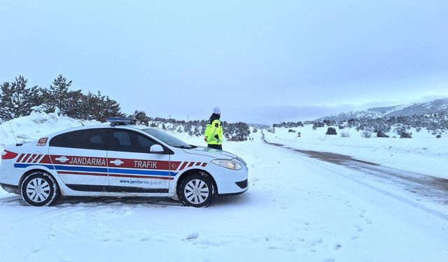 Yozgat’ta Jandarmadan Kar Tedbirleri: Çayıralan’da Yol Denetimleri Sürüyor
